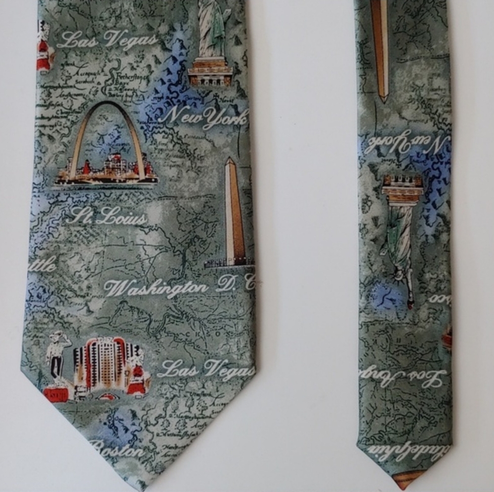 Vtg City Landmarks 100% Silk Handmade Tie